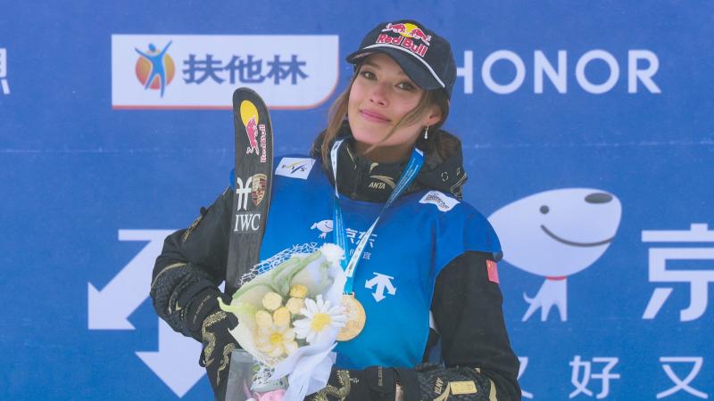 公牛半场三分13中3，吉迪10+5+5咬住比分（公牛半场外线手冷13投3中，吉迪10分5板5助紧咬比分）